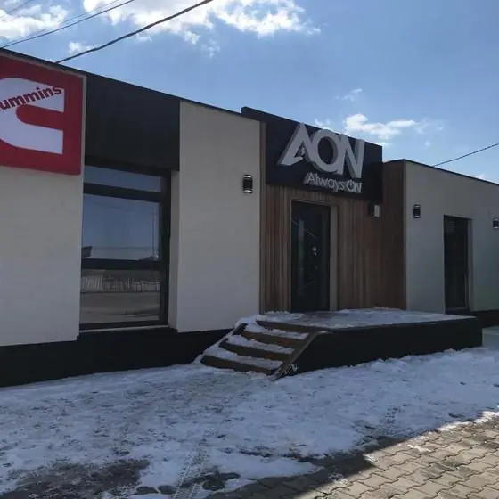 Eingeschossiger Gewerbebau mit Showroom zur Straße und großen Schaufenstern