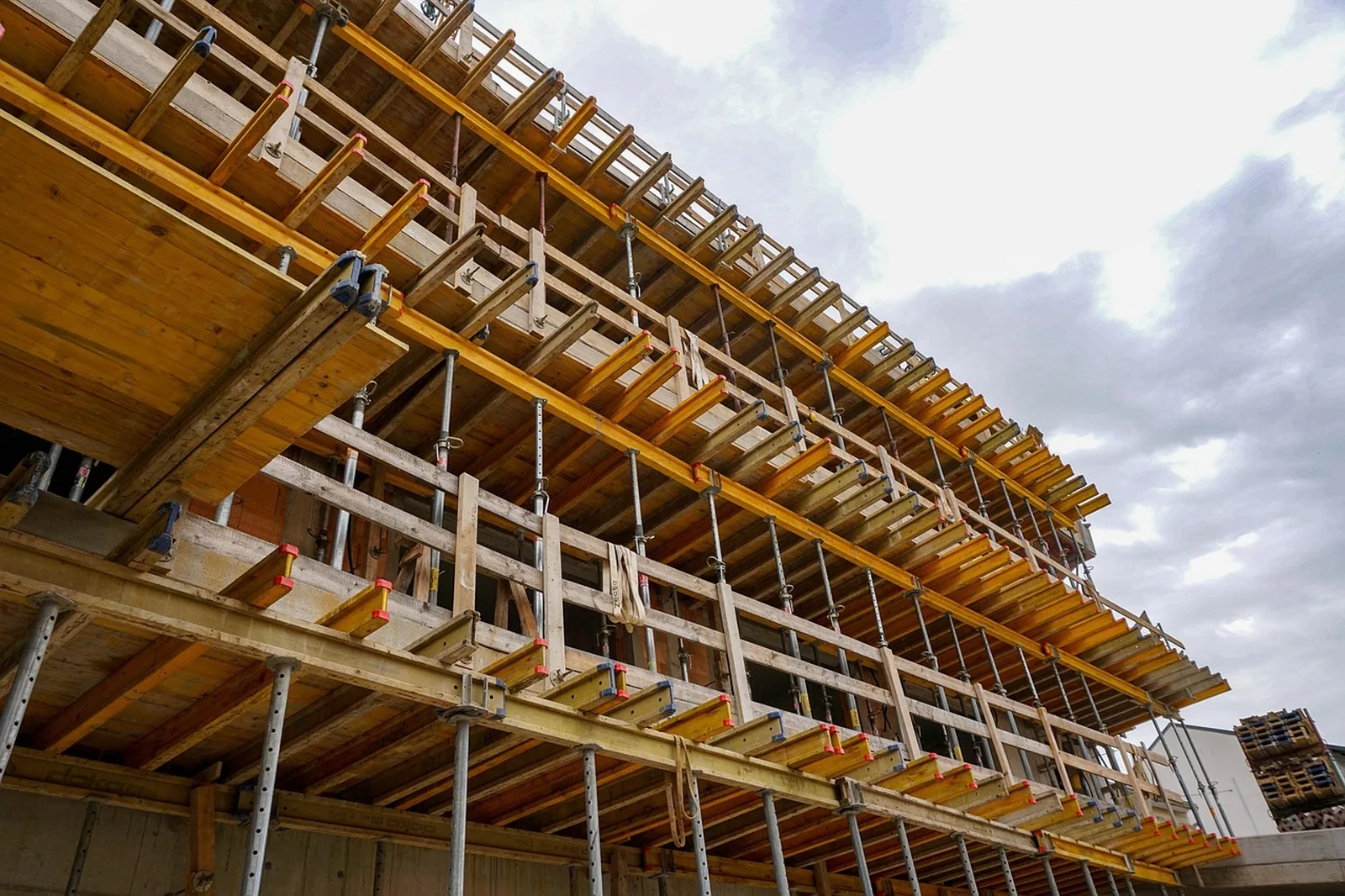 Deckenschalung aus Holzträgern und Stützen von unten gesehen
