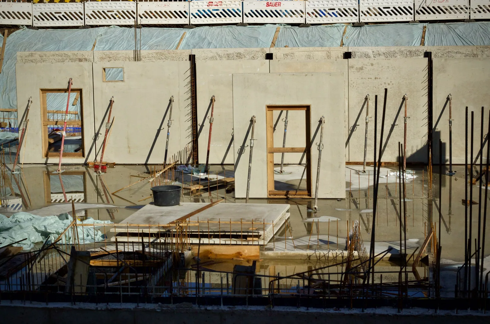 Wandschalung und Deckenstützen im Rohbau vor dem Betonieren