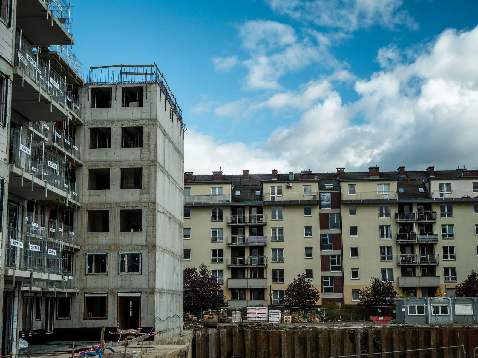 Mehrere Wohngebäude im Rohbau mit geschlossenen Geschossdecken